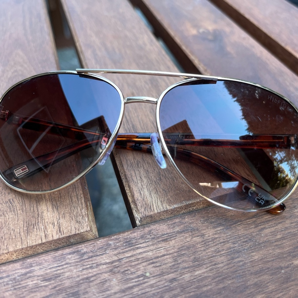 Tommy Hilfiger Women’s Aviator Sunglasses. Gold Brown Tortoise Frame. Classic.